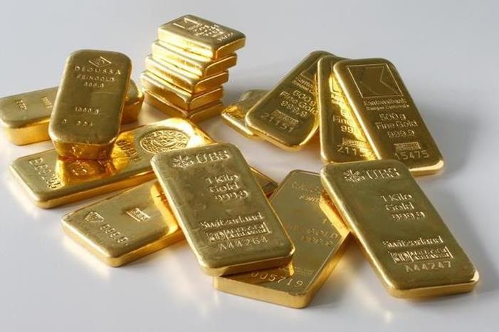 تصريحات الفيدرالي تُسقط الذهب وتُعيد الدولار للمشهد