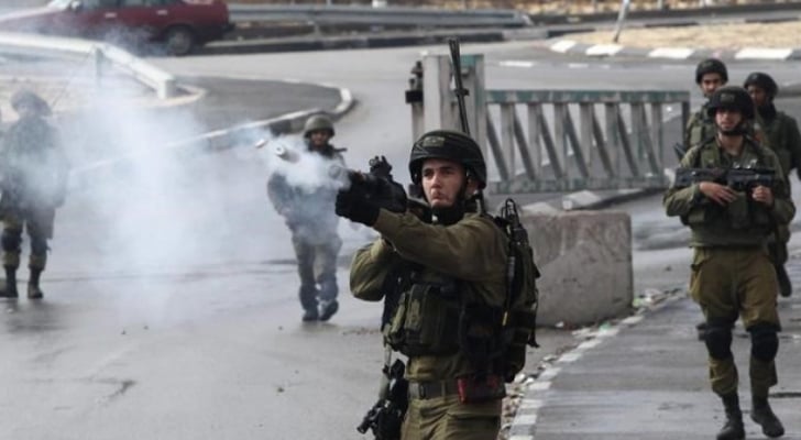 إصابات بالاختناق واعتقال فلسطينيين في الخليل