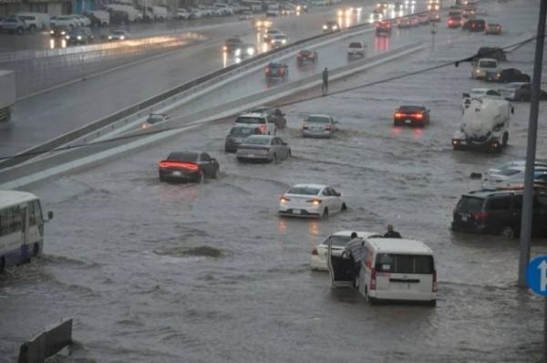 وفاة شخصين في مكة بسبب الأمطار الغزيرة