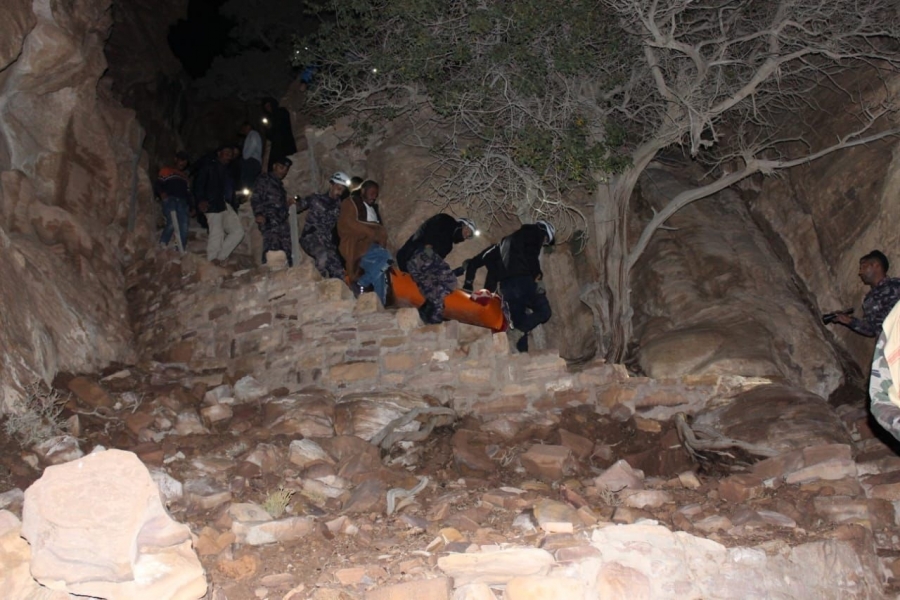 الدفاع المدني ينقذ سائحاً من جنسية أجنبية سقط عن مقطع صخري في محافظة معان