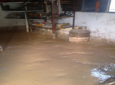 مياه الأمطار تداهم منزلا في عجلون