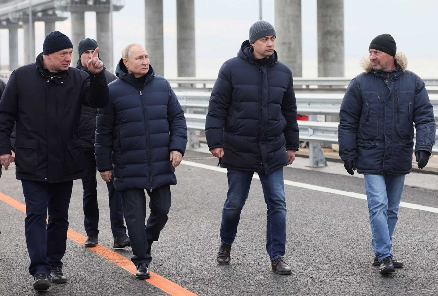 الرئيس الروسي يزور جسر القرم بعد تدميره جزئيا