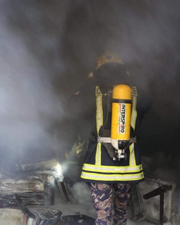 اخماد حريق بمحل يستخدم لتفصيل الأثاث في عمّان