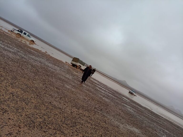 هجانة الأمن العام تنقذ مواطنين داهمتهم السيول في منطقة باير