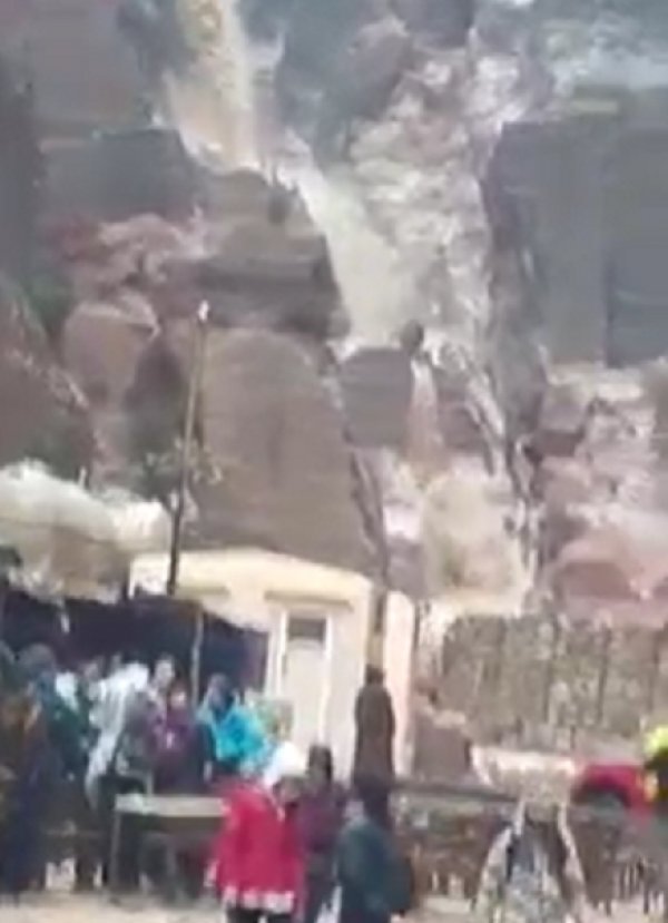 بالفيديو...اخلاء موقع البترا الاثري من السياح بسبب مداهمة مياه الامطار