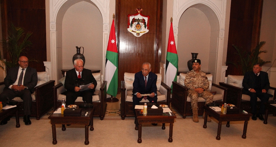 رئيس الديوان الملكي الهاشمي يلتقي متقاعدين عسكريين