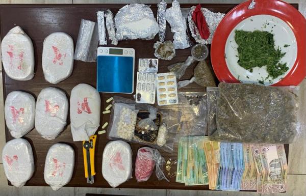 إدارة مكافحة المخدرات تُنفذ حملة على مروجي المخدرات في العاصمة وتلقي القبض على ثلاثة منهم