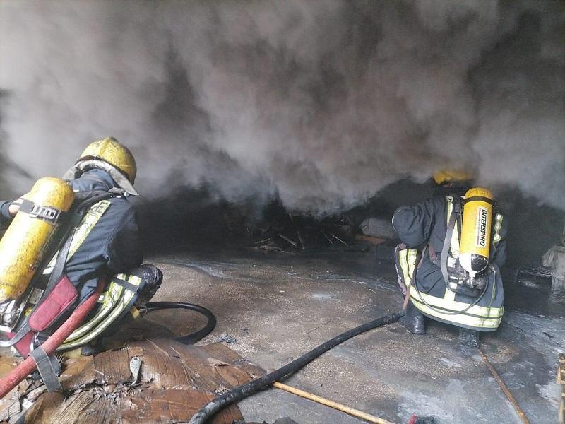 الأمن العام :الدفاع المدني يتعامل مع حريق داخل معمل لإعادة تدوير الكاوتشوك في منطقة الموقر