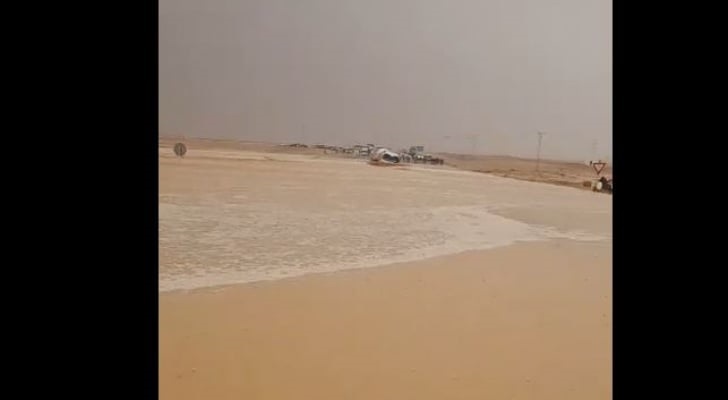 السيول تجرف حافلة على الصحراوي وأزمة خانقة على الطريق