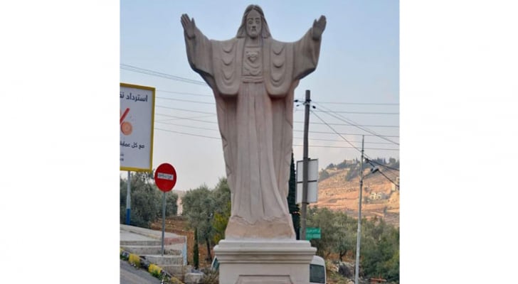 بلدية الفحيص تزيل مجسما دينيا غداة نصبه على أحد تقاطعات المدينة
