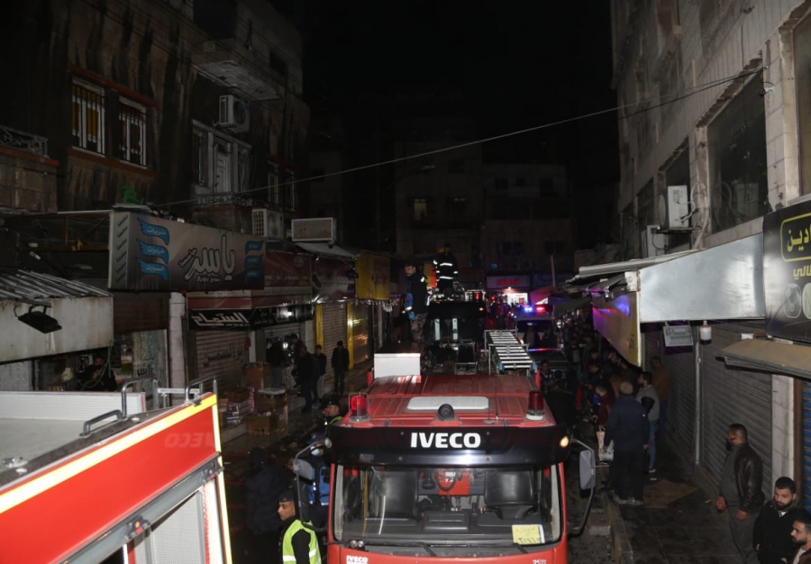 الدفاع المدني يخمد حريق مستودع نثريات وإكسسوارات في العاصمة