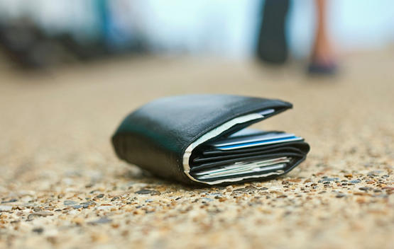 شرطة إربد تكرم مواطنين عثرا على محفظة مالية