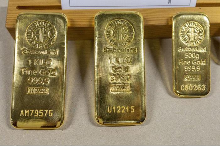 الذهب عالمياً يهبط لأدنى مستوى له منذ أربعة أسابيع