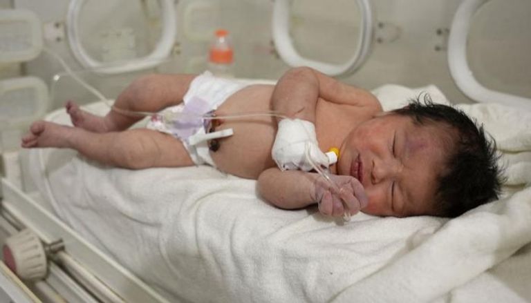 طبيب الطفلة المعجزة في زلزال سوريا يكشف حالتها الصحية