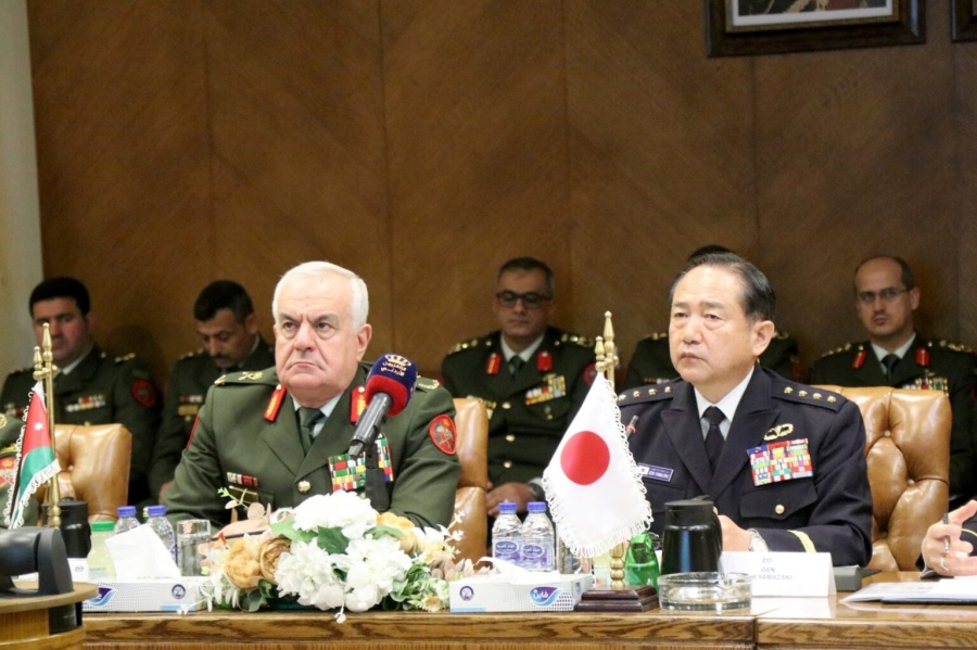 اللواء الركن الحنيطي يستقبل رئيس هيئة أركان قوات الدفاع الذاتي ‏الياباني