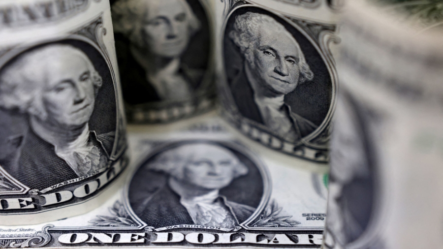 الدولار يتجه لأول خسارة أسبوعية منذ كانون الثاني