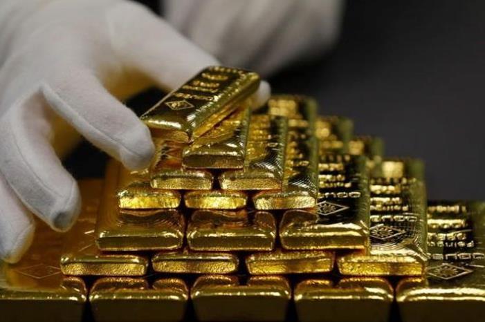 الذهب عالمياً يصعد بحذر