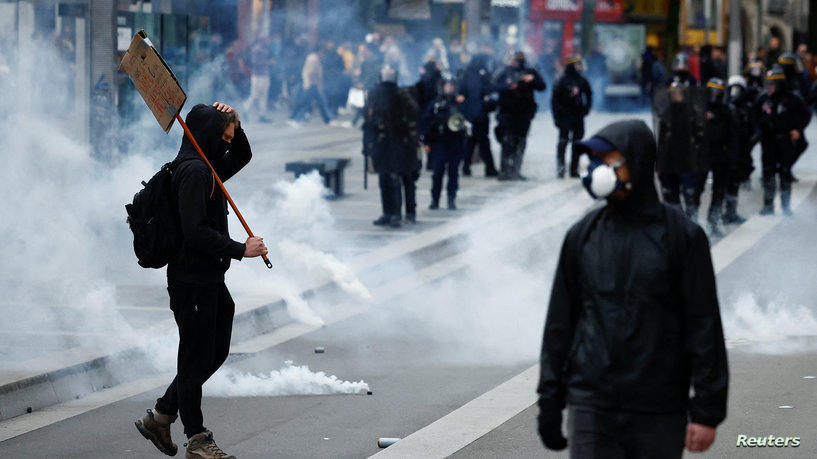 اتساع الاحتجاجات في فرنسا وسط بعد تعديل ماكرون لسن التقاعد