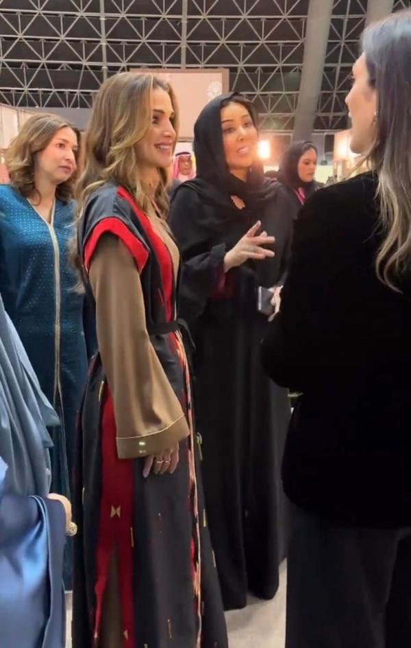 الملكة تزور معرض بساط الريح في جدة