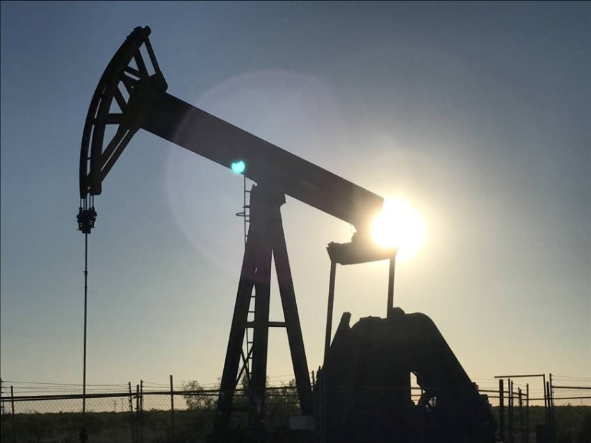 النفط يتراجع وسط غموض بالتوقعات الاقتصادية