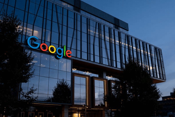 غوغل تفصل آلاف الموظفين.. وتعطي مديرها 200 مليون