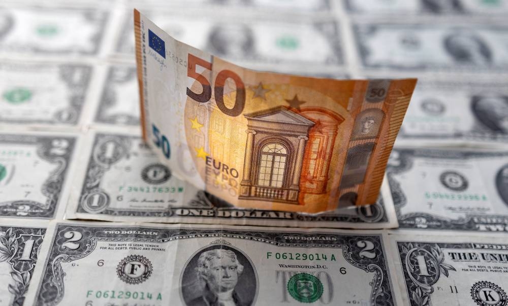 تراجع الدولار وصعود اليورو وسط بوادر على زيادة أسعار الفائدة