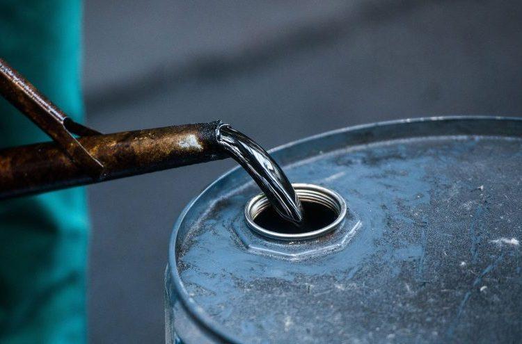 النفط يتجه لتسجيل ثاني انخفاض أسبوعي