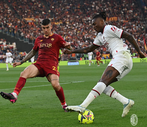 في مباراة اللحظات الأخيرة...ميلان يخطف تعادلاً صعباً من روما بالدوري الإيطالي