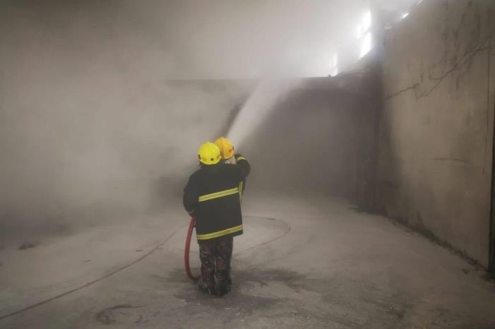 الدفاع المدني يتعامل مع حريق في المنطقة الصناعية بمحافظة اربد