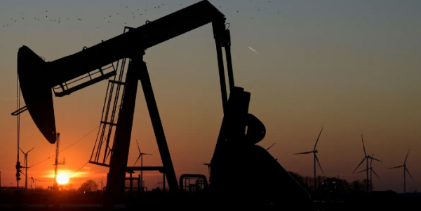 تراجع أسعار النفط وسط ترقب لبيانات إدارة معلومات الطاقة