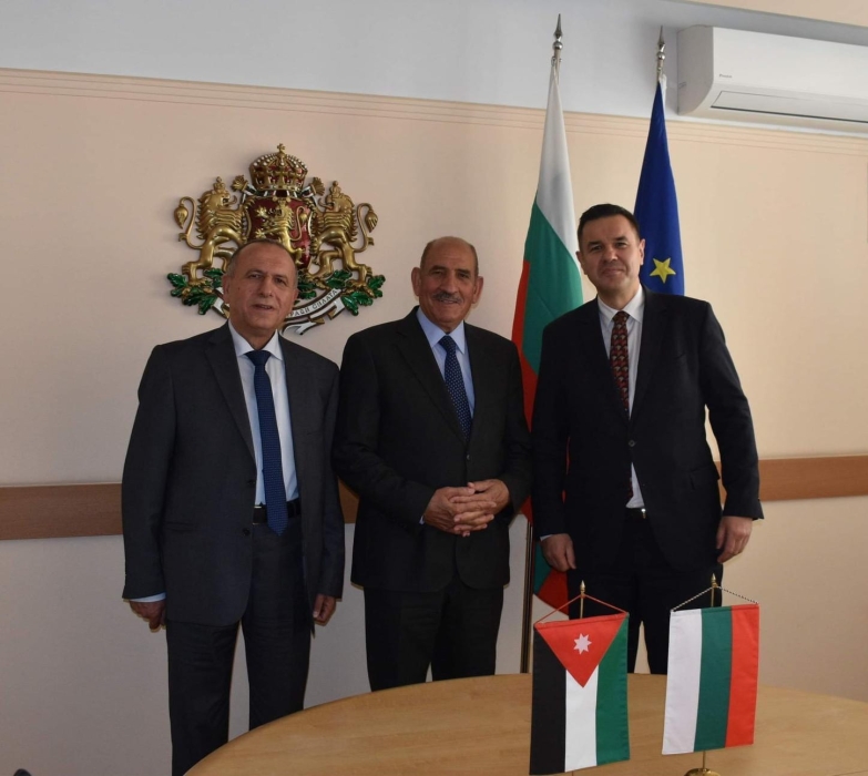 الذنيبات يبحث مع وزير الاقتصاد والصناعة البلغاري التعاون في مجالات صناعة الأسمدة الفوسفاتية