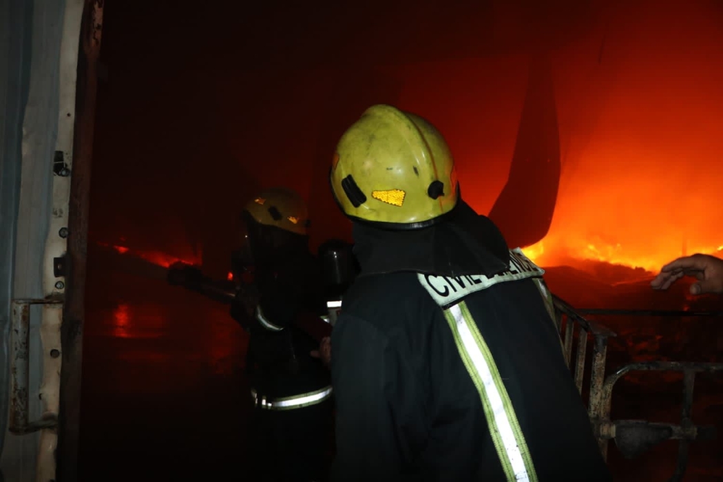 الدفاع المدني ينهي التعامل مع حريق عدد من مستودعات الالبسة والاحذية في محافظة العقبة ولا اصابات نتيجة الحريق