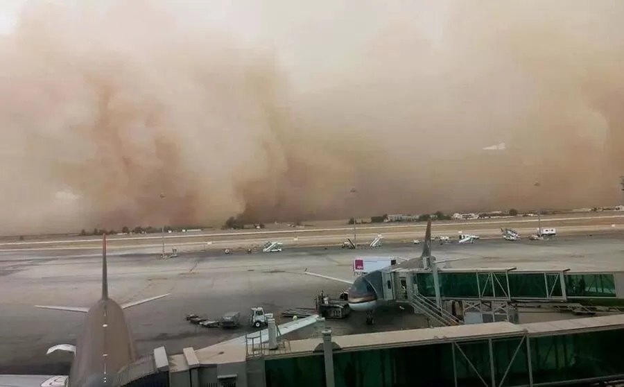 عاصفة رملية تضرب منطقة مطار الملكة علياء وشبه انعدام لمدى الرؤية الافقية