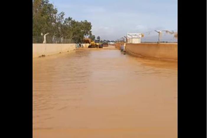 بلدية الأزرق تتعامل مع اخلاء 10 حالات ومداهمات السيول