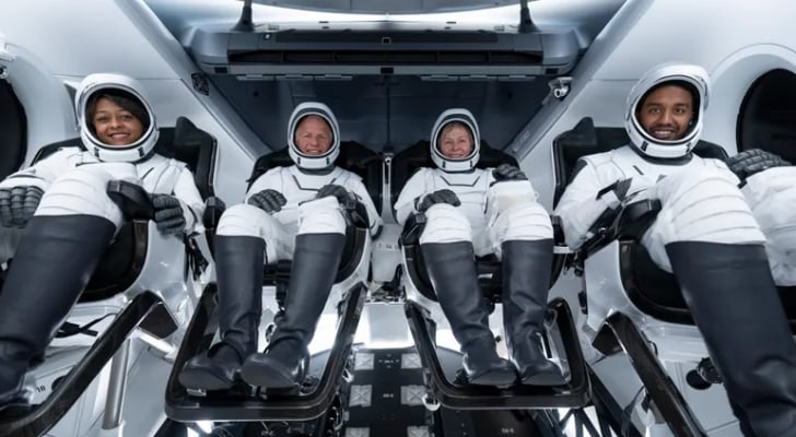 رواد الفضاء السعوديون يعودون إلى الأرض بعد رحلة استكشاف استمرت 10 أيام