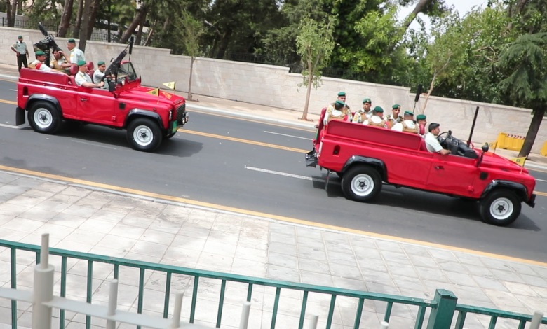 الموكب الأحمر بطريقه إلى زهران قبل بدء الزفاف الملكي