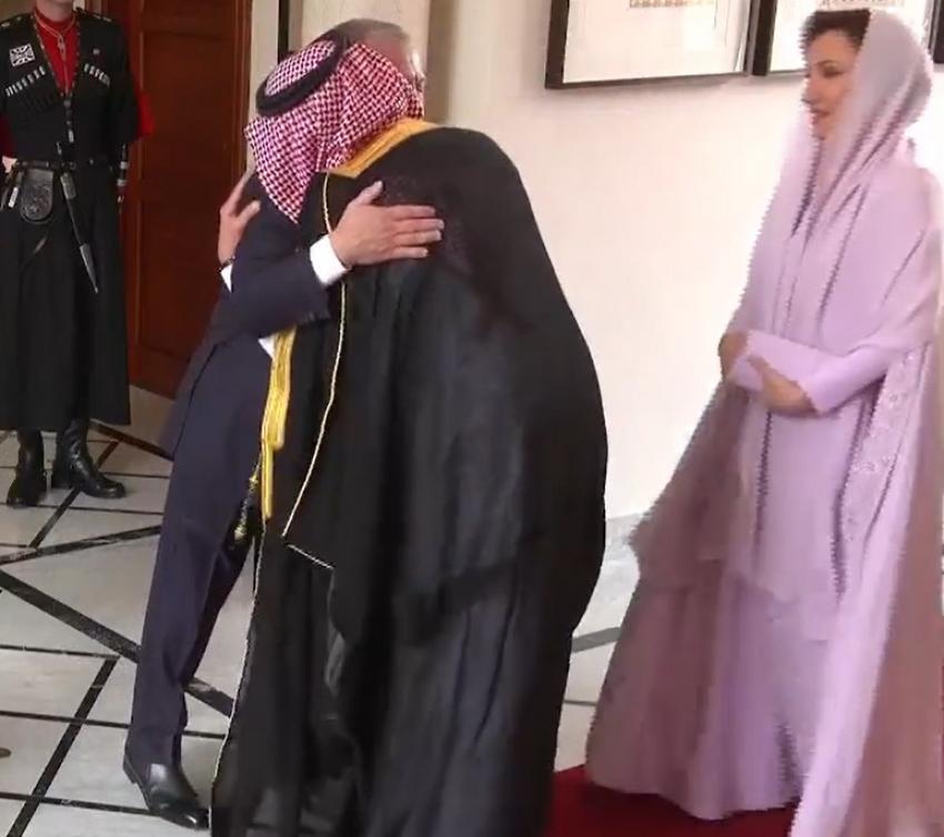 شاهد بالصور .... الملك والملكة يستقبلان الضيوف في قصر زهران
