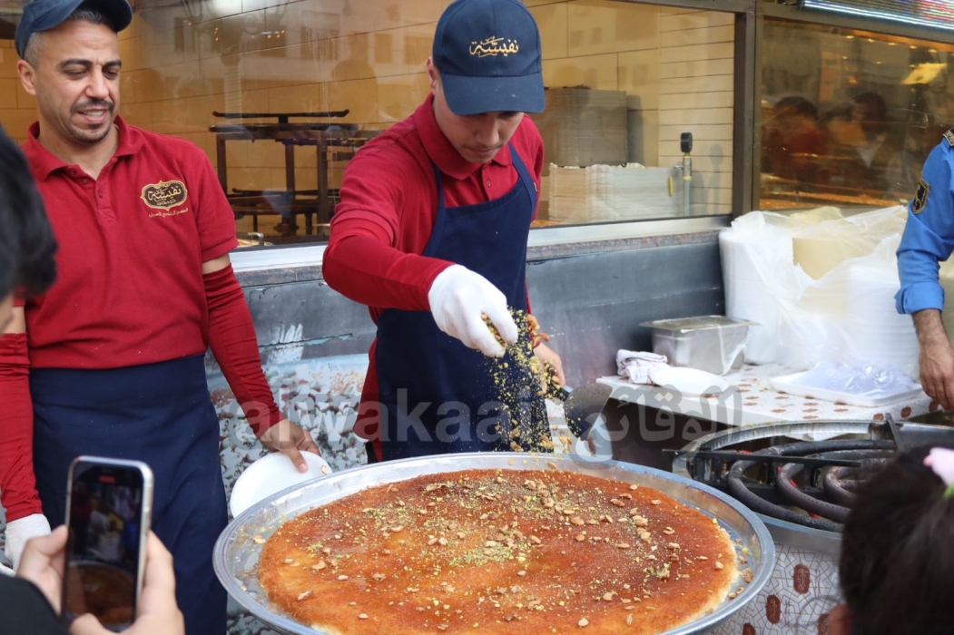 الأضخم بالأردن..حلويات نفيسة توزع (٦) أطنان كنافة مجانا احتفالا بزفاف الأمير حسين