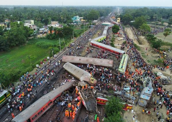 السلطات الهندية تبدأ إصلاح خطوط السكك الحديدية بعد حادث الجمعة