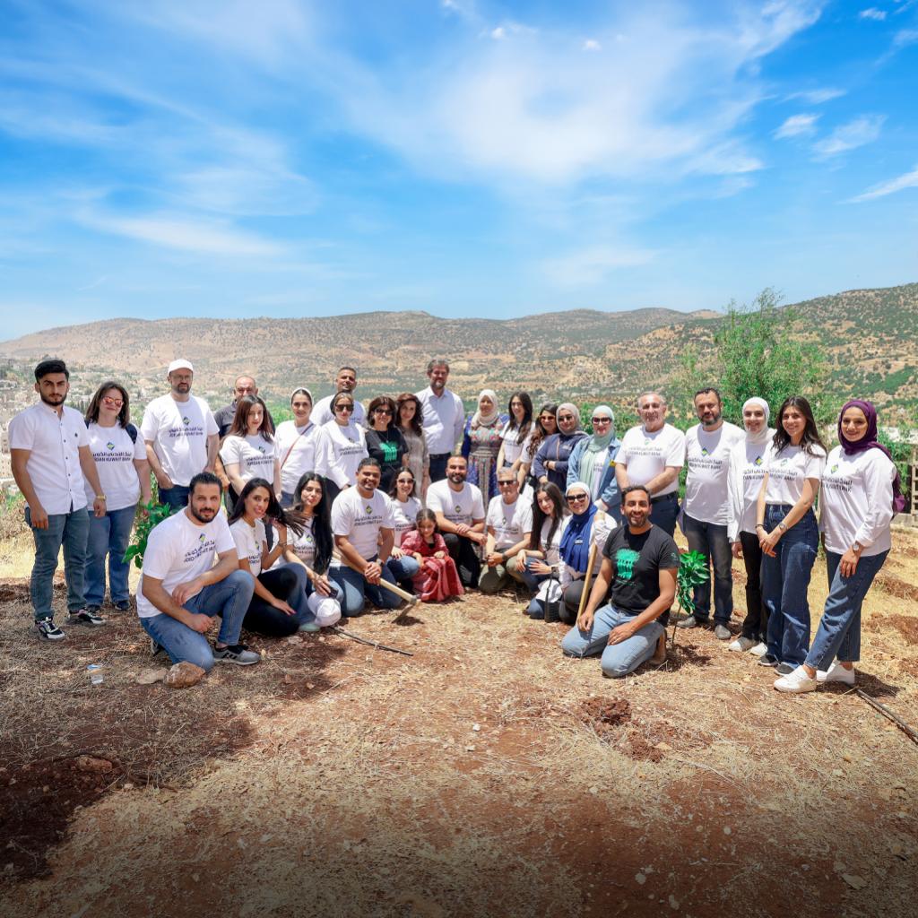مشاركة موظفو البنك الأردني الكويتي في مبادرة القافلة الخضراء لزراعة 500 شجرة مثمرة في كوخ دار نعمة التابع لمؤسسة الأميرة تغريد للتنمية والتدريب في محافظة عجلون.