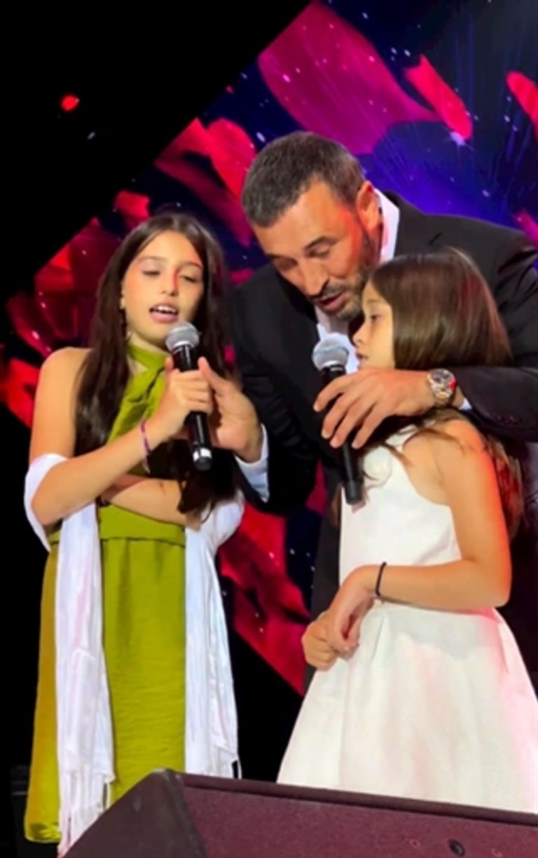 كاظم الساهر يغني مع حفيدتيه على المسرح
