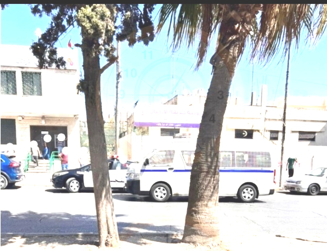مواطن يهجم بـ الشاكوش على صرافين آليين لبنك أردني في حي نزال