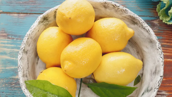علميًا .. 4 أشياء احذروا تنظيفها باستخدام الليمون