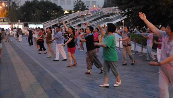 الصين .. رقصة شارع رياضية غير تقليدية تثير حماسة كبار السن