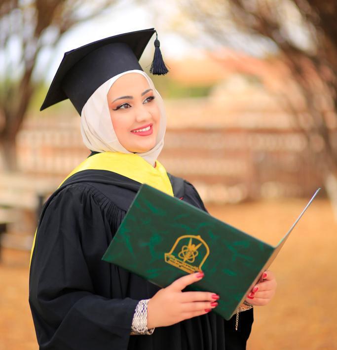 دينا محمد ابوبيدر تحصل على درجة البكالوريوس تخصص “الفيزياء الطبية” من جامعة اليرموك بتفوق