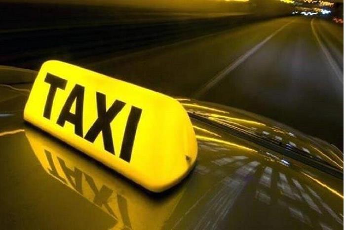 الشرطة السياحية تعيد محفظة فقدها سائح أجنبي في تاكسي عمومي