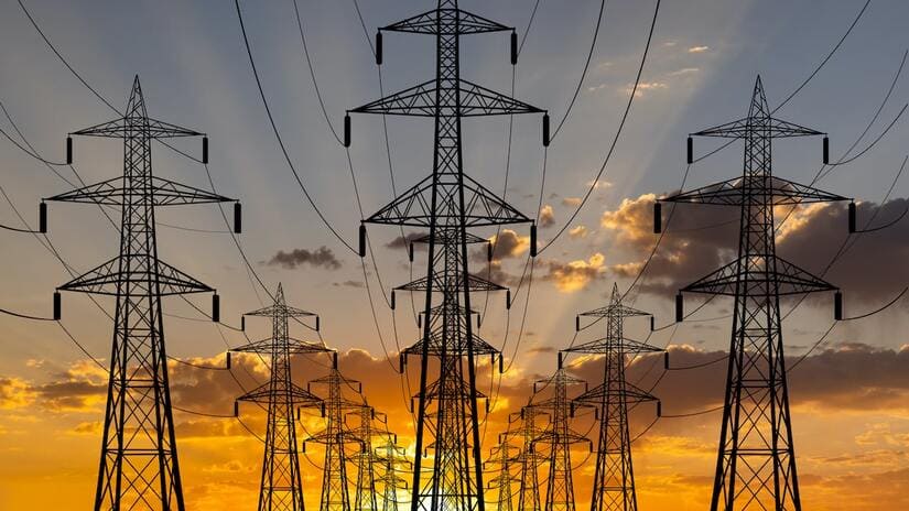 الكهرباء الوطنية: لا خطورة لخطوط الضغط العالي على المواطنين وهي ضرورية للمنظومة الكهربائية