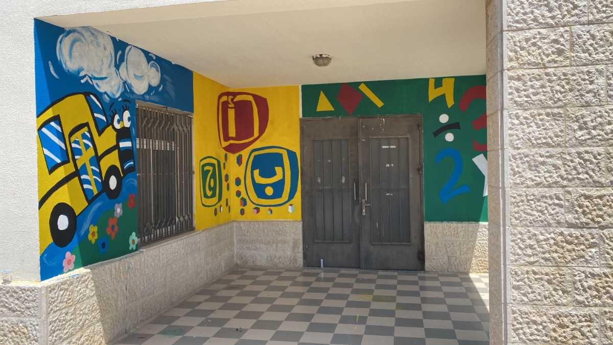 كلية العمارة والتصميم في جامعة البترا تنجز جدارية فنية في مدرسة مرج الحمام الأساسية