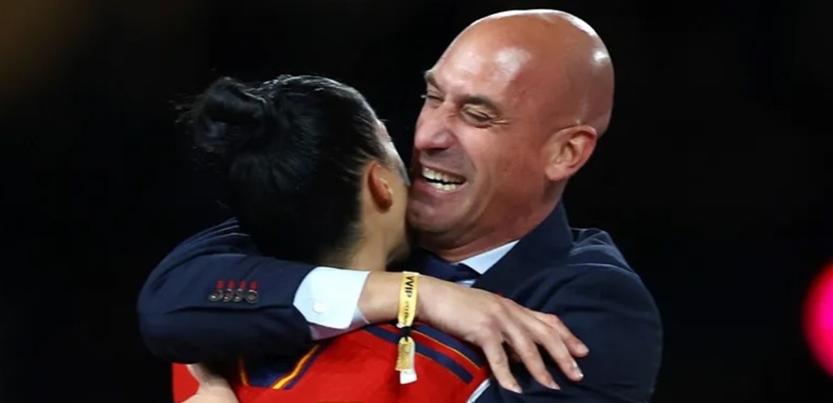 رئيس الاتحاد الإسباني لكرة القدم: لن أستقيل... والقبلة كانت متبادلة