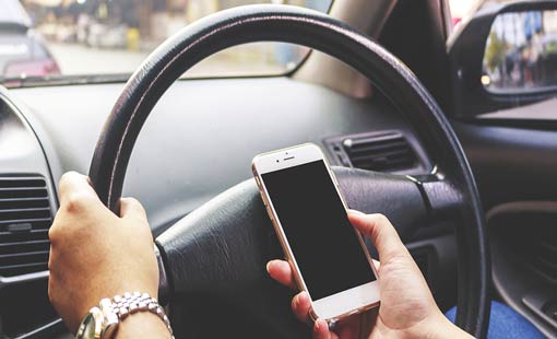السير للسائقين: مخالفة استخدام الهاتف أثناء القيادة أصبحت 50 دينارا